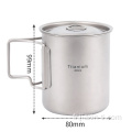 Gros camping en plein air buvant tasse de titane